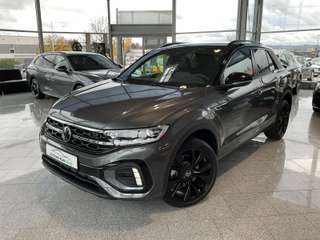 Schräge Frontansicht auf einen Volkswagen T-Roc , freigestellt