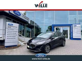 Schräge Frontansicht auf einen Ford Fiesta , freigestellt