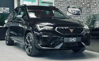 Schräge Frontansicht auf einen CUPRA Ateca , freigestellt