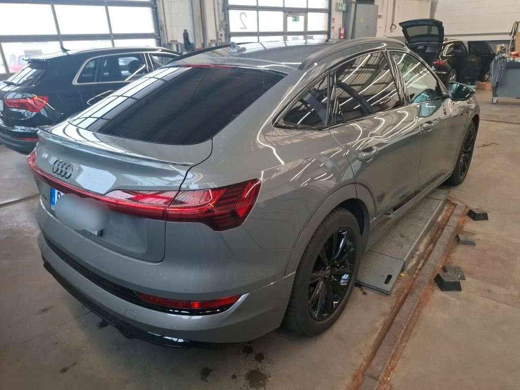 Fahrzeugbild eines Audi e-tron