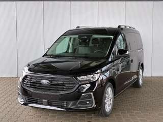 Schräge Frontansicht auf einen Ford Grand Tourneo , freigestellt