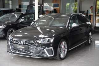 Schräge Frontansicht auf einen Audi S4 , freigestellt