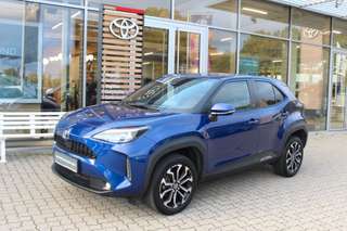 Schräge Frontansicht auf einen Toyota Yaris Cross , freigestellt
