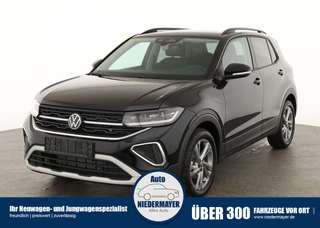 Schräge Frontansicht auf einen Volkswagen T-Cross , freigestellt
