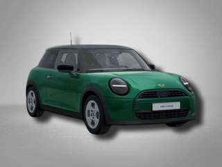 Schräge Frontansicht auf einen MINI COOPER , freigestellt