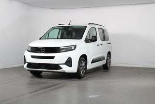 Schräge Frontansicht auf einen Opel Combo , freigestellt