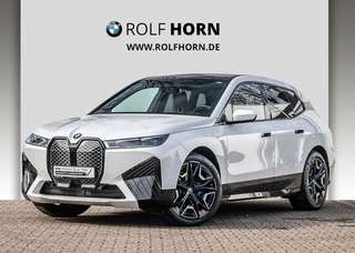 Schräge Frontansicht auf einen BMW iX , freigestellt