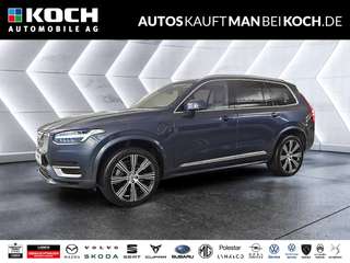 Schräge Frontansicht auf einen Volvo XC90 , freigestellt
