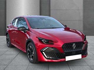 Schräge Frontansicht auf einen Renault Clio , freigestellt