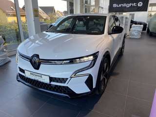 Schräge Frontansicht auf einen Renault Megane E-TECH , freigestellt