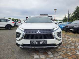 Schräge Frontansicht auf einen Mitsubishi Eclipse Cross , freigestellt