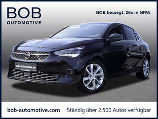 Schräge Frontansicht auf einen Opel Corsa , freigestellt
