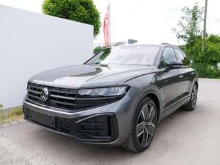 Schräge Frontansicht auf einen Volkswagen Touareg , freigestellt