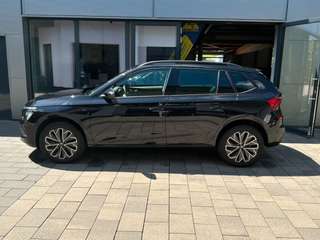 Schräge Frontansicht auf einen Skoda Kamiq , freigestellt