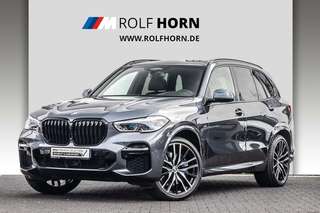 Schräge Frontansicht auf einen BMW X5 , freigestellt