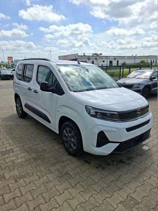 Schräge Frontansicht auf einen Opel Combo , freigestellt