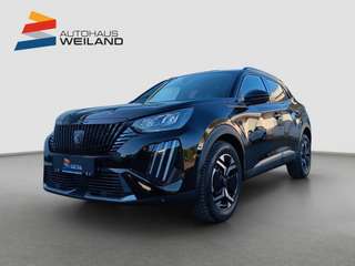 Schräge Frontansicht auf einen Peugeot 2008 , freigestellt