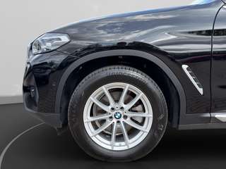 Schräge Frontansicht auf einen BMW X3 , freigestellt