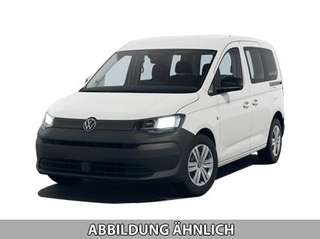Schräge Frontansicht auf einen Volkswagen Caddy , freigestellt