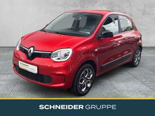 Schräge Frontansicht auf einen Renault Twingo , freigestellt