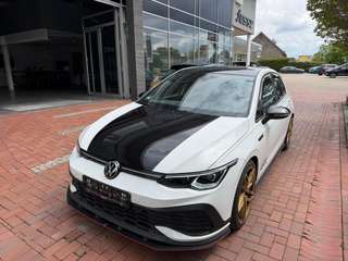 Schräge Frontansicht auf einen Volkswagen Golf , freigestellt