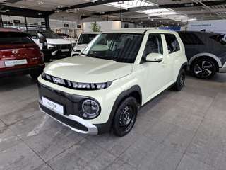 Schräge Frontansicht auf einen Hyundai Inster , freigestellt