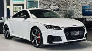 Schräge Frontansicht auf einen Audi TT , freigestellt