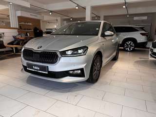 Schräge Frontansicht auf einen Skoda Fabia , freigestellt