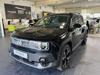 Schräge Frontansicht auf einen Renault 4 E-TECH , freigestellt