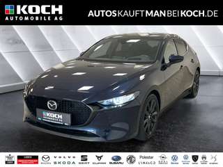 Schräge Frontansicht auf einen Mazda Mazda3 , freigestellt