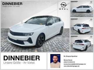 Schräge Frontansicht auf einen Opel Astra , freigestellt