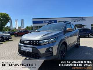 Schräge Frontansicht auf einen Dacia Sandero , freigestellt