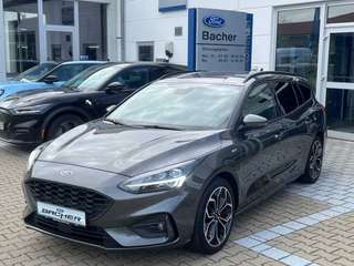 Schräge Frontansicht auf einen Ford Focus , freigestellt
