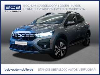 Schräge Frontansicht auf einen Dacia Sandero , freigestellt