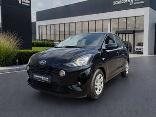 Schräge Frontansicht auf einen Hyundai i10 , freigestellt