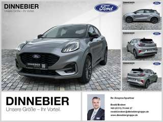 Schräge Frontansicht auf einen Ford Puma , freigestellt