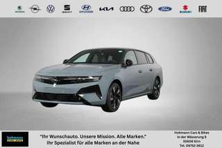 Schräge Frontansicht auf einen Opel Astra , freigestellt