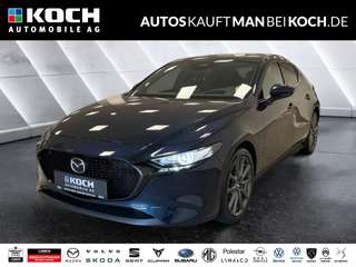 Schräge Frontansicht auf einen Mazda Mazda3 , freigestellt