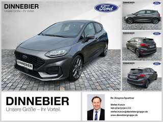 Schräge Frontansicht auf einen Ford Fiesta , freigestellt