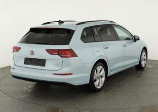 Schräge Frontansicht auf einen Volkswagen Golf , freigestellt