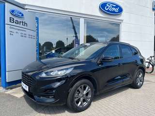 Schräge Frontansicht auf einen Ford Kuga , freigestellt