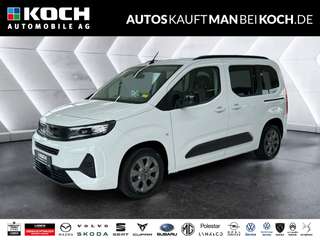 Schräge Frontansicht auf einen Opel Combo Life , freigestellt