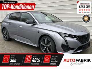 Schräge Frontansicht auf einen Peugeot 308 , freigestellt