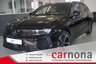 Schräge Frontansicht auf einen Opel Astra , freigestellt