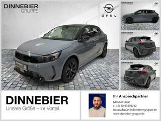 Schräge Frontansicht auf einen Opel Corsa , freigestellt
