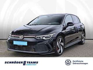 Schräge Frontansicht auf einen Volkswagen Golf , freigestellt