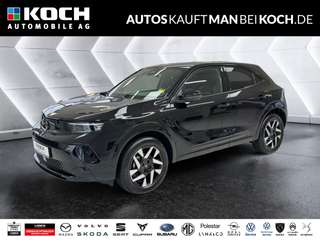 Schräge Frontansicht auf einen Opel Mokka , freigestellt