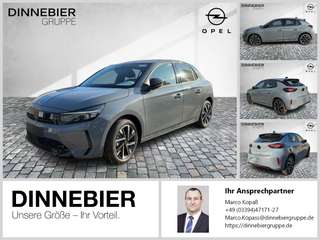 Schräge Frontansicht auf einen Opel Corsa , freigestellt