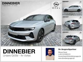Schräge Frontansicht auf einen Opel Astra , freigestellt