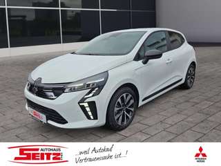 Schräge Frontansicht auf einen Mitsubishi Colt , freigestellt